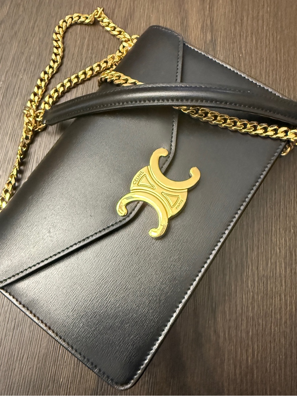 CELINE Margo Black Triomphe Leather Shoulder Bag with Gold Chain - Picture 3 of 7
